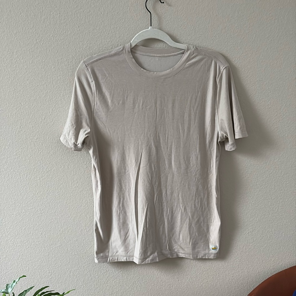 Vuori mens tee in oyster